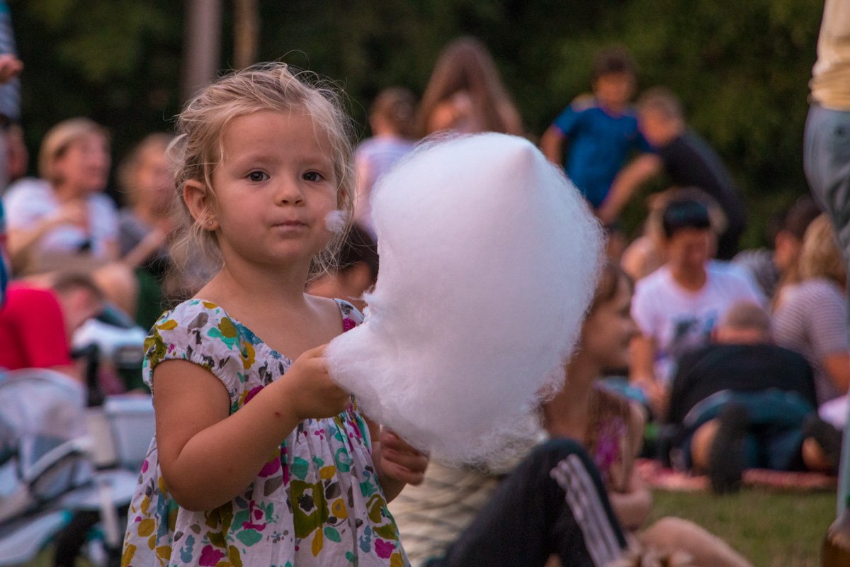 Дети на мероприятии лакомились сладкой ватой