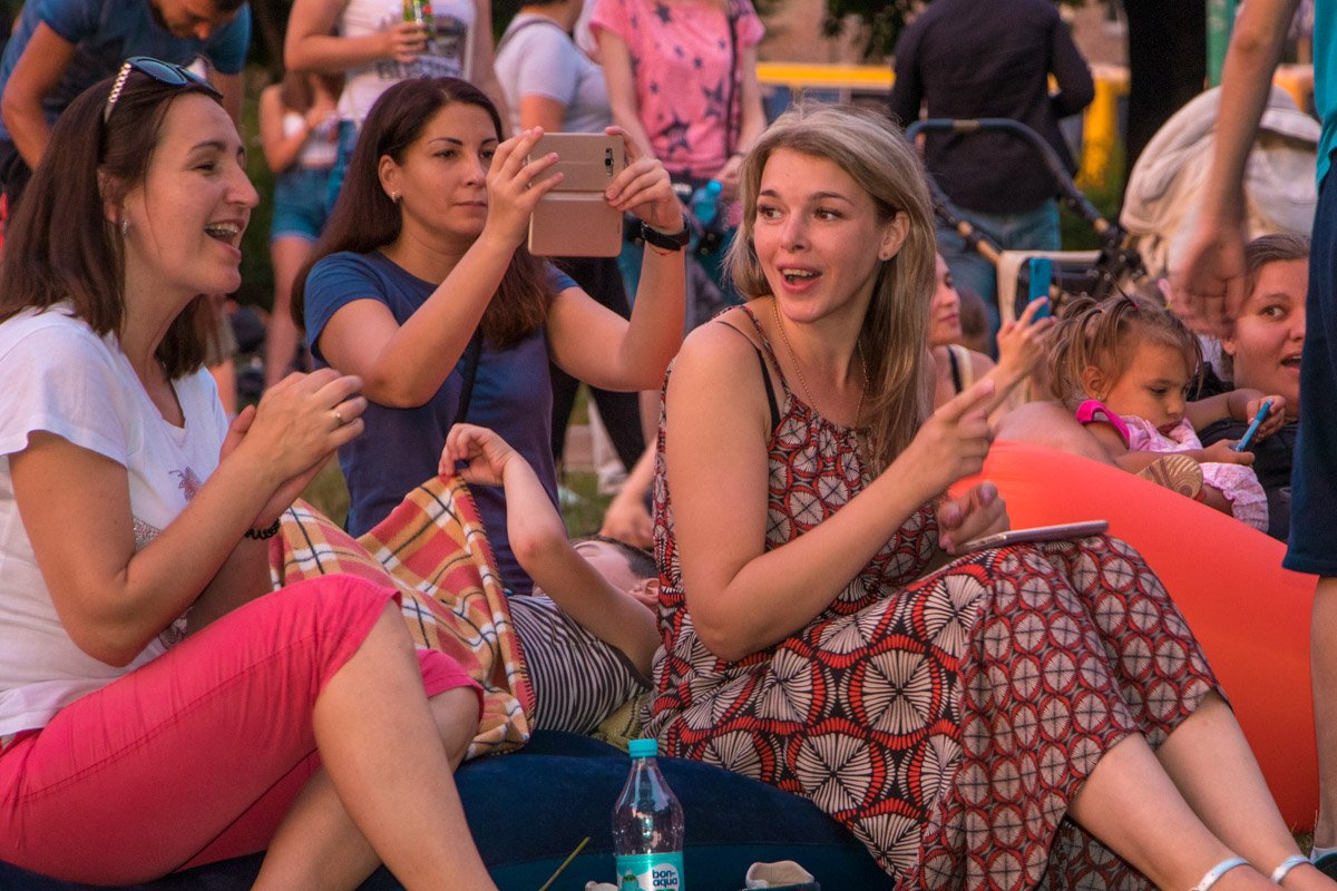 Многие фотографировали артистов