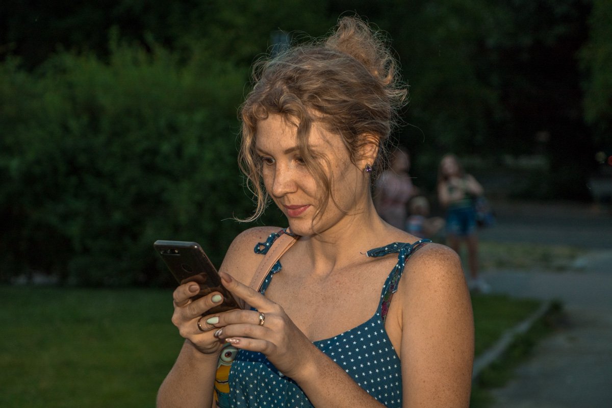 Основной зритель на фестивале, это местные жители проживающие недалеко от дворца культуры "Металлург" width="1200" height="800"> Основной зритель на фестивале, это местные жители проживающие недалеко от дворца культуры "Металлург"
</p><p><img class="wp-image-232133 size-full" title="Дмитрий Кисилевский, директор по корпоративным отношениям ИНТЕРПАЙП " src="https://cdn.informator.ua/@dp/media/dnipro/2022/08/07/62ef9d3f32f10.jpg" alt="Дмитрий Кисилевский, директор по корпоративным отношениям ИНТЕРПАЙП " width="1200" height="800"> Дмитрий Кисилевский, директор по корпоративным отношениям ИНТЕРПАЙП
</p><p><img class="wp-image-232134 size-full" title="Вся поляна за дворцом была заполнена людьми" src="https://cdn.informator.ua/@dp/media/dnipro/2022/08/07/62ef9d3f4449b.jpg" alt="Вся поляна за дворцом была заполнена людьми" width="1200" height="800"> Вся поляна за дворцом была заполнена людьми
</p><p><img class="wp-image-232135 size-full" title="Модник" src="https://cdn.informator.ua/@dp/media/dnipro/2022/08/07/62ef9d3f5129c.jpg" alt="Модник" width="1200" height="800"> Модник
</p><p><img class="wp-image-232136 size-full" title="Владимир Мамченко, лидер сообщества «Райончик» и организатор концерта" src="https://cdn.informator.ua/@dp/media/dnipro/2022/08/07/62ef9d3f5eeac.jpg" alt="Владимир Мамченко, лидер сообщества «Райончик» и организатор концерта" width="1200" height="800"> Владимир Мамченко, лидер сообщества «Райончик» и организатор концерта
</p><p><img class="wp-image-232137 size-full" title="Цоя пришли слушать все поколения" src="https://cdn.informator.ua/@dp/media/dnipro/2022/08/07/62ef9d3f6a99e.jpg" alt="Цоя пришли слушать все поколения" width="1200" height="800"> Цоя пришли слушать все поколения
</p><p><img class="wp-image-232138 size-full" title="Эта девушка единственная, кто спел пару куплетов знаменитой песни Цоя в микрофон Информатора" src="https://cdn.informator.ua/@dp/media/dnipro/2022/08/07/62ef9d3f77f34.jpg" alt="Эта девушка единственная, кто спел пару куплетов знаменитой песни Цоя в микрофон Информатора" width="1200" height="800"> Эта девушка единственная, кто спел пару куплетов знаменитой песни Цоя в микрофон Информатора
</p><p><img class="wp-image-232139 size-full" title="Некоторые пришли целыми семьями, что бы послушать песни своего любимого исполнителя" src="https://cdn.informator.ua/@dp/media/dnipro/2022/08/07/62ef9d3f84cd3.jpg" alt="Некоторые пришли целыми семьями, что бы послушать песни своего любимого исполнителя" width="1200" height="800"> Некоторые пришли целыми семьями, что бы послушать песни своего любимого исполнителя
</p><p><img class="wp-image-232140 size-full" title="В такую погоду на травке отдыхать, самый кайф" src="https://cdn.informator.ua/@dp/media/dnipro/2022/08/07/62ef9d3f95985.jpg" alt="В такую погоду на травке отдыхать, самый кайф" width="1200" height="800"> В такую погоду на травке отдыхать, самый кайф
</p><p><img class="wp-image-232141 size-full" title="В прошлом году на этом же фестивале было не более 100 человек" src="https://cdn.informator.ua/@dp/media/dnipro/2022/08/07/62ef9d3fa2bd1.jpg" alt="В прошлом году на этом же фестивале было не более 100 человек" width="1200" height="800"> В прошлом году на этом же фестивале было не более 100 человек
</p><p><img class="wp-image-232142 size-full" title="Истинный ценитель рока" src="https://cdn.informator.ua/@dp/media/dnipro/2022/08/07/62ef9d3fb0aaa.jpg" alt="Истинный ценитель рока" width="1200" height="800"> Истинный ценитель рока
</p><p><img class="wp-image-232143 size-full" title=