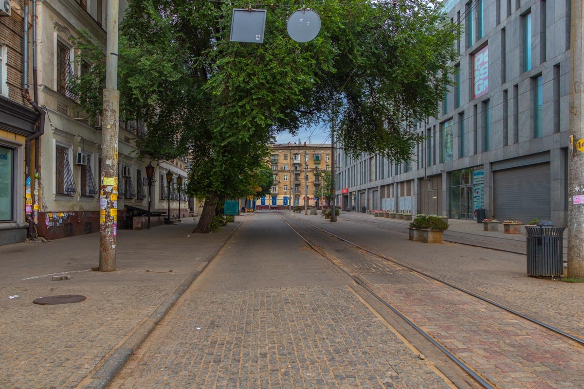 За Пассажем - тишина