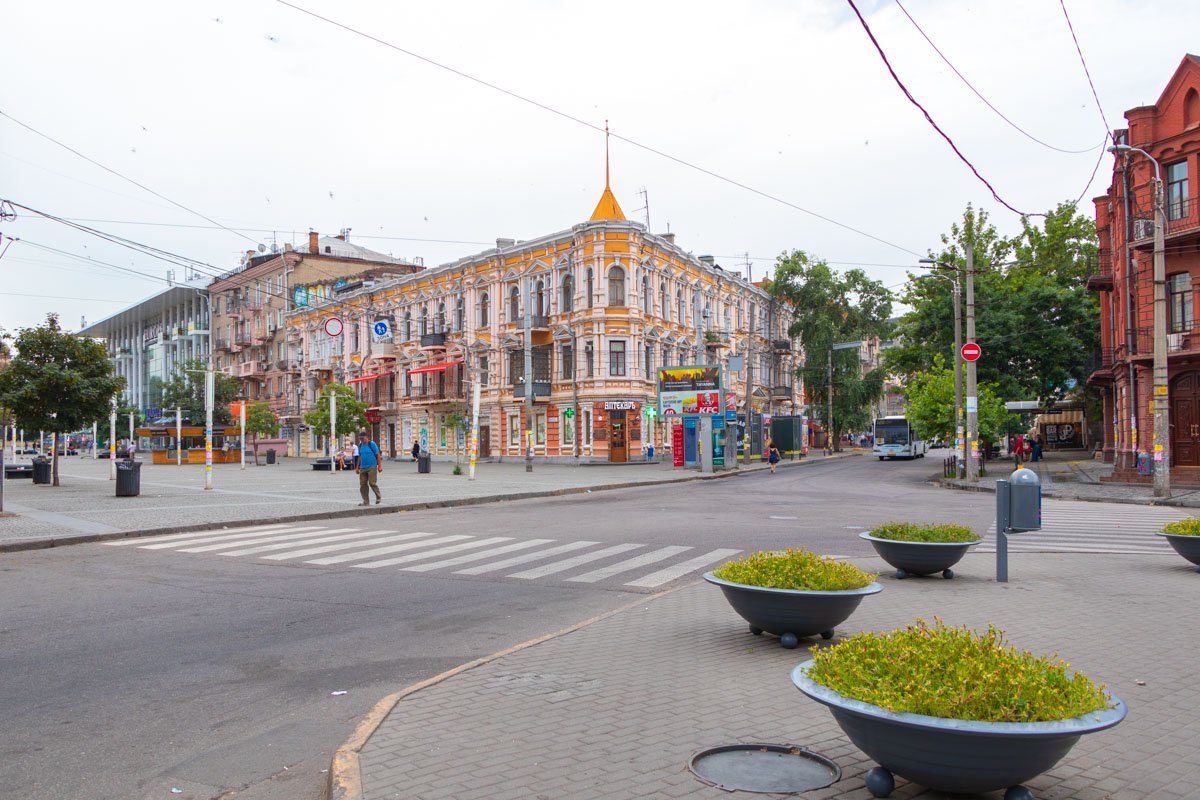 На рассвете здесь практически нет людей, поэтому сложно найти лучшее время, чтобы насладится центром города без суеты и движения.