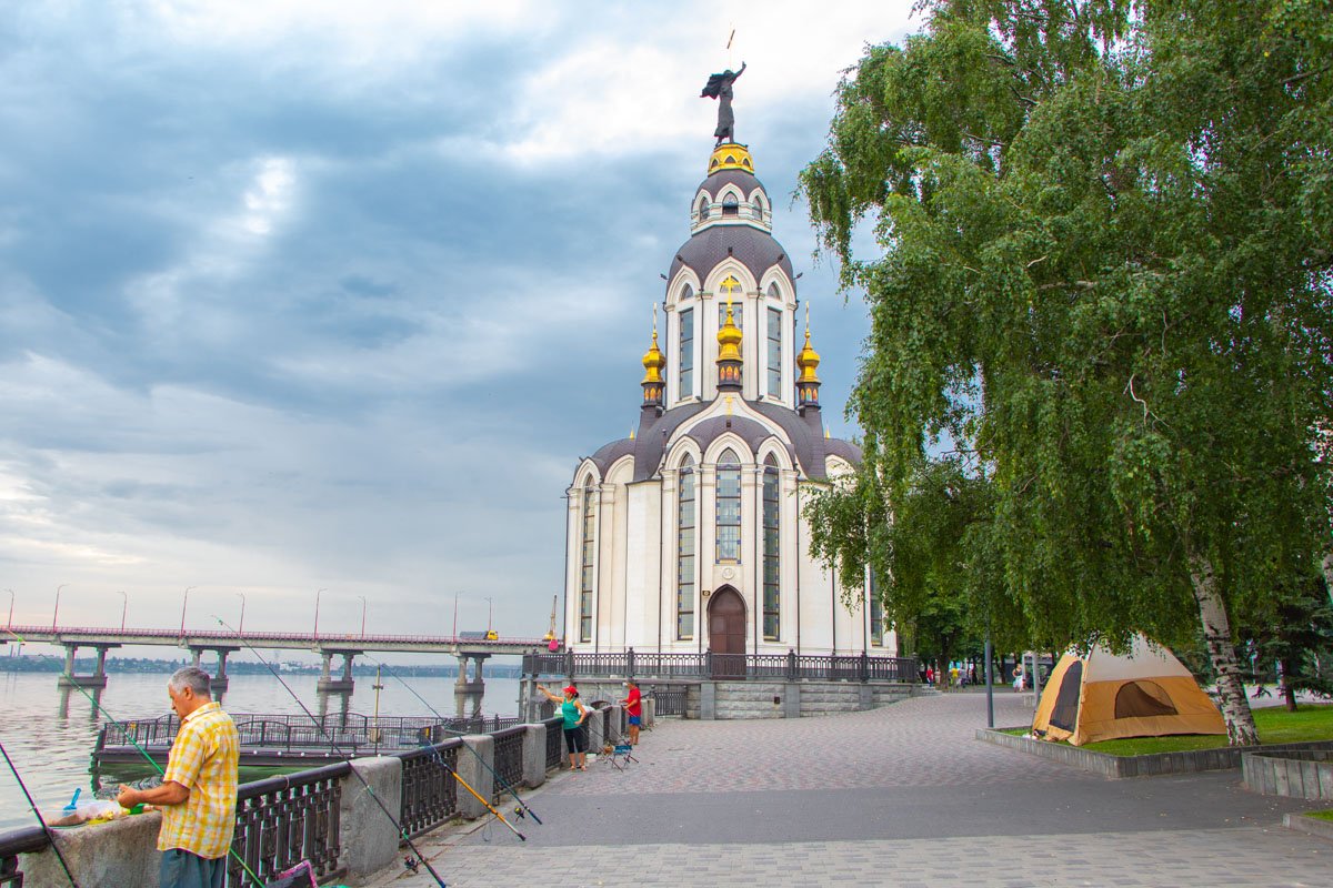 Рыбаки с набережной летом, не уходят круглосуточно