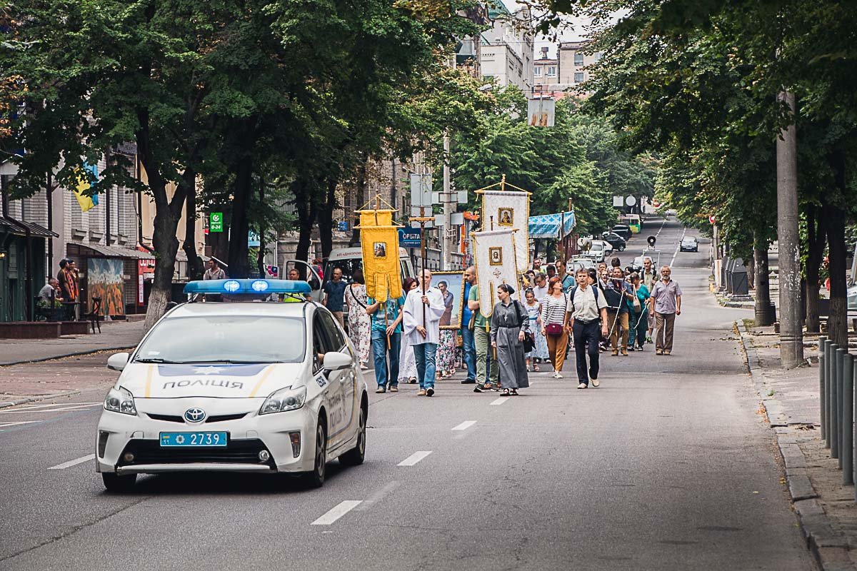 Крестное шествие в центре Днепра Крестное шествие в центре Днепра