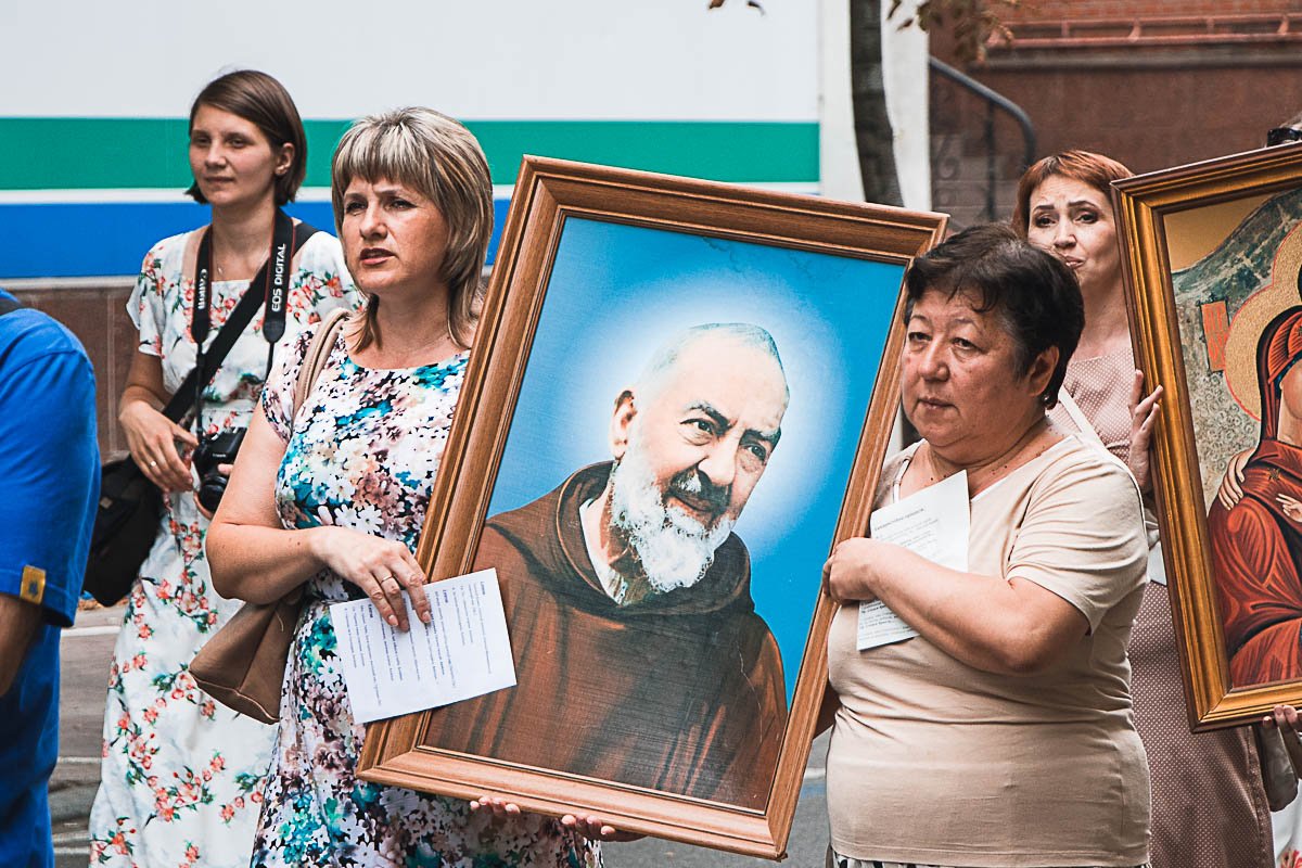 Верующие несли портреты Верующие несли портреты