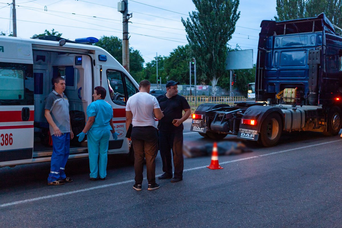 23 июня, на перекрестке Донецкого шоссе и улицы Петрозаводской под колеса фуры DAF попали два человека