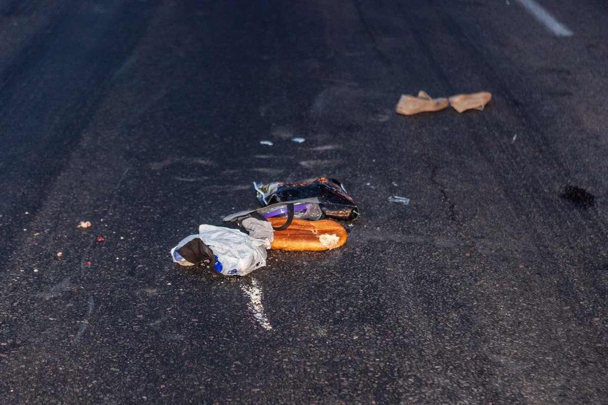 Личные вещи погибшего разбросаны по дороге