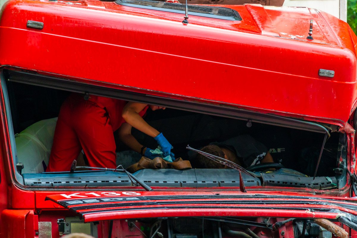 Водителя фуры зажало в кабине Водителя фуры зажало в кабине