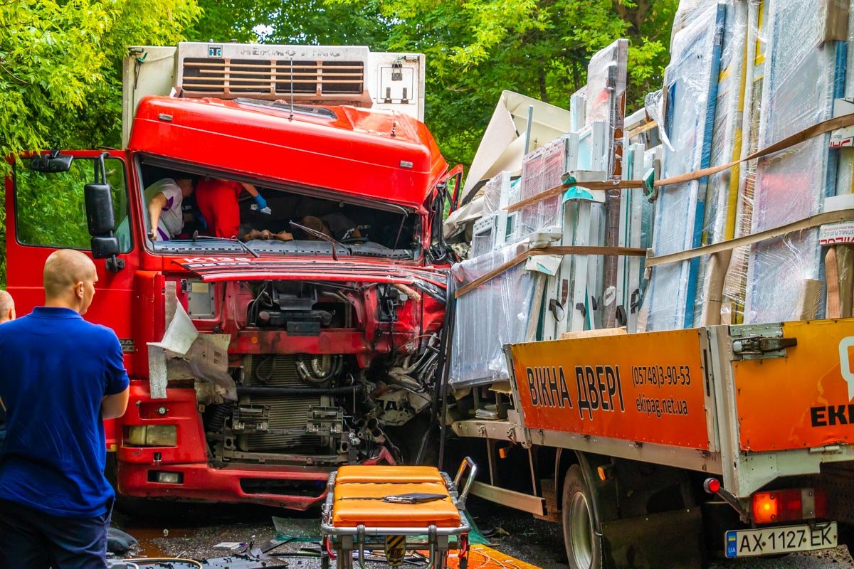 Чтобы достать мужчину, спасателям пришлось разрезать металл Чтобы достать мужчину, спасателям пришлось разрезать металл
