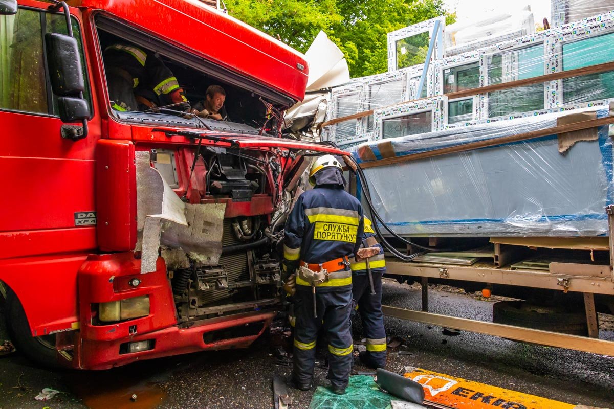 Удар пришелся на сторону водителей обоих транспортных средств Удар пришелся на сторону водителей обоих транспортных средств