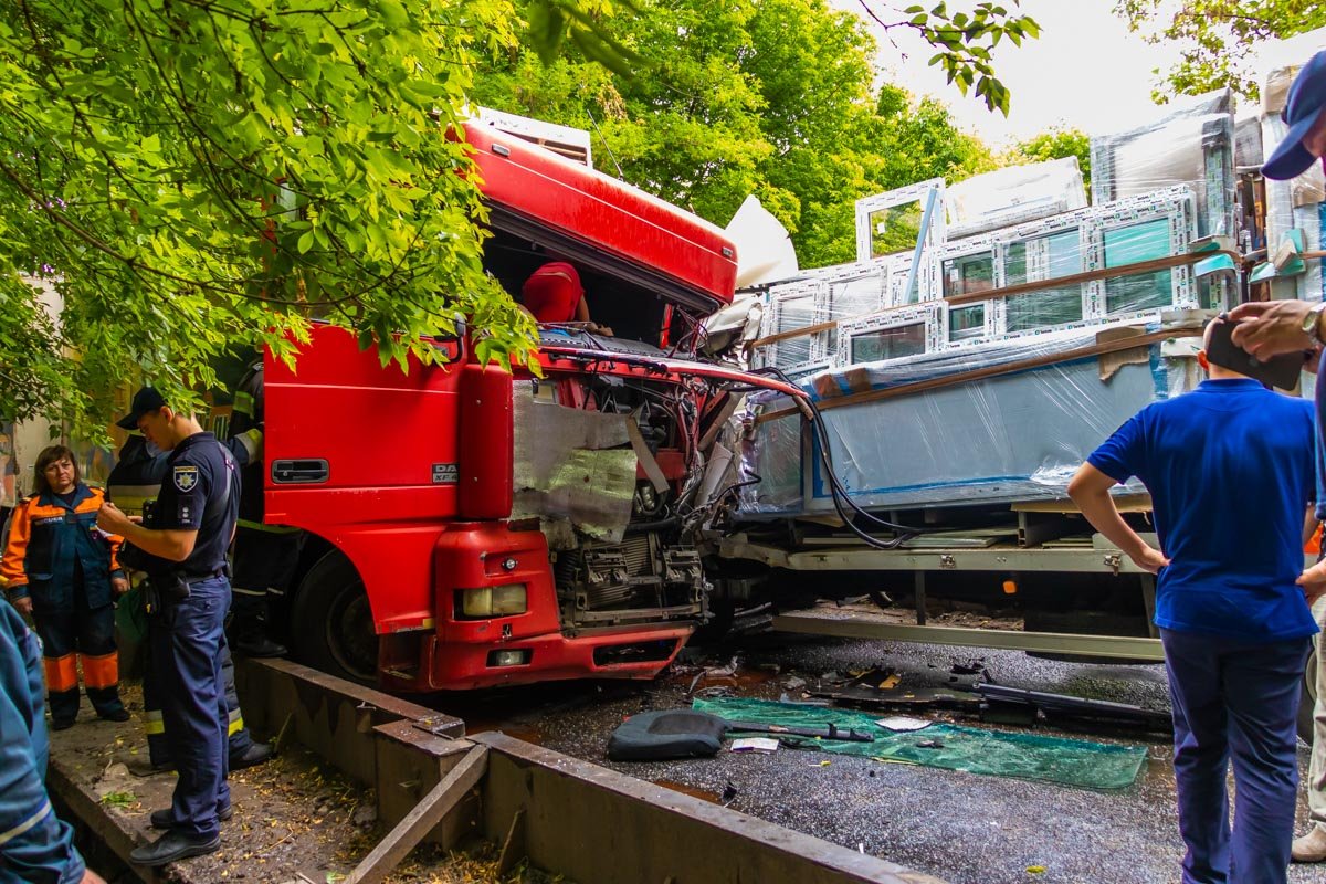 На месте происшествия работали патрульные, спасатели и медики На месте происшествия работали патрульные, спасатели и медики
