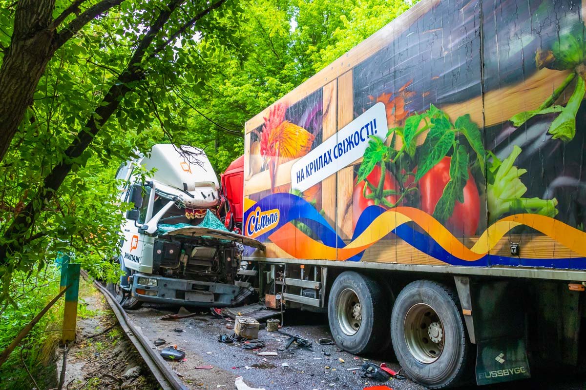 Столкнулись фура сети супермаркетов "Сильпо" и грузовик, перевозивший металлопластиковые окна Столкнулись фура сети супермаркетов "Сильпо" и грузовик, перевозивший металлопластиковые окна