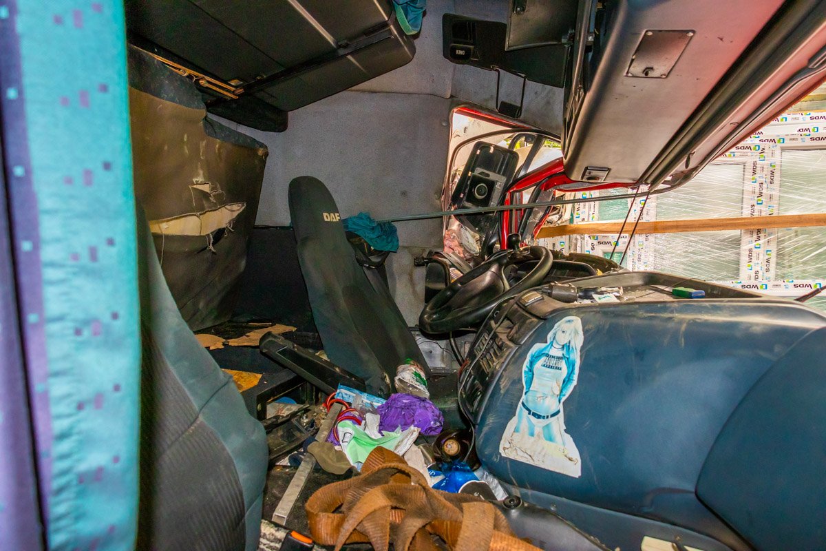 Удар был такой силы, что водителя фуры зажало в кабине Удар был такой силы, что водителя фуры зажало в кабине