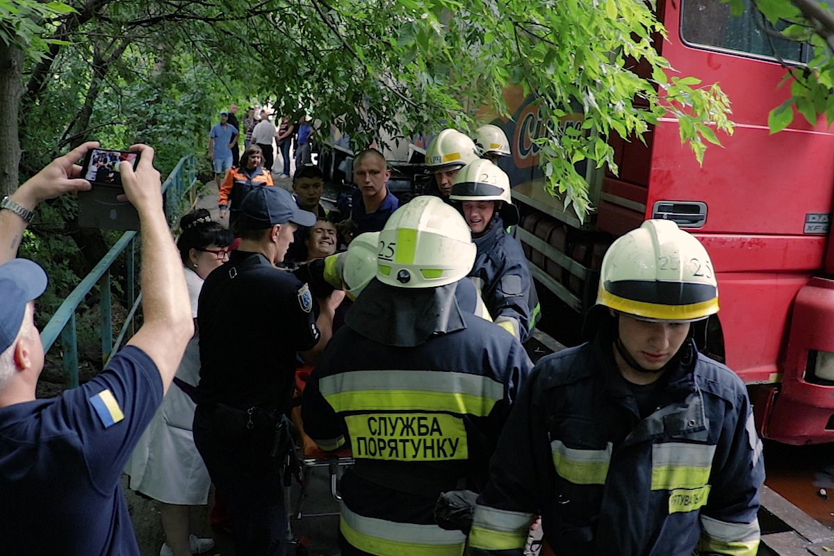 Доставать мужчину помогали все - и полицейские, и спасатели, и медики Доставать мужчину помогали все - и полицейские, и спасатели, и медики