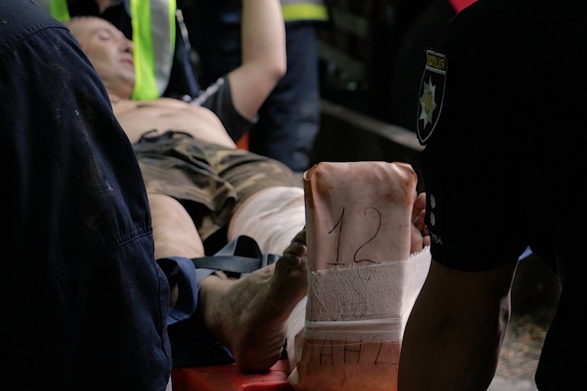 Предварительно, авария произошла из-за того, что водитель фуры не уступил дорогу водителю грузовика Предварительно, авария произошла из-за того, что водитель фуры не уступил дорогу водителю грузовика