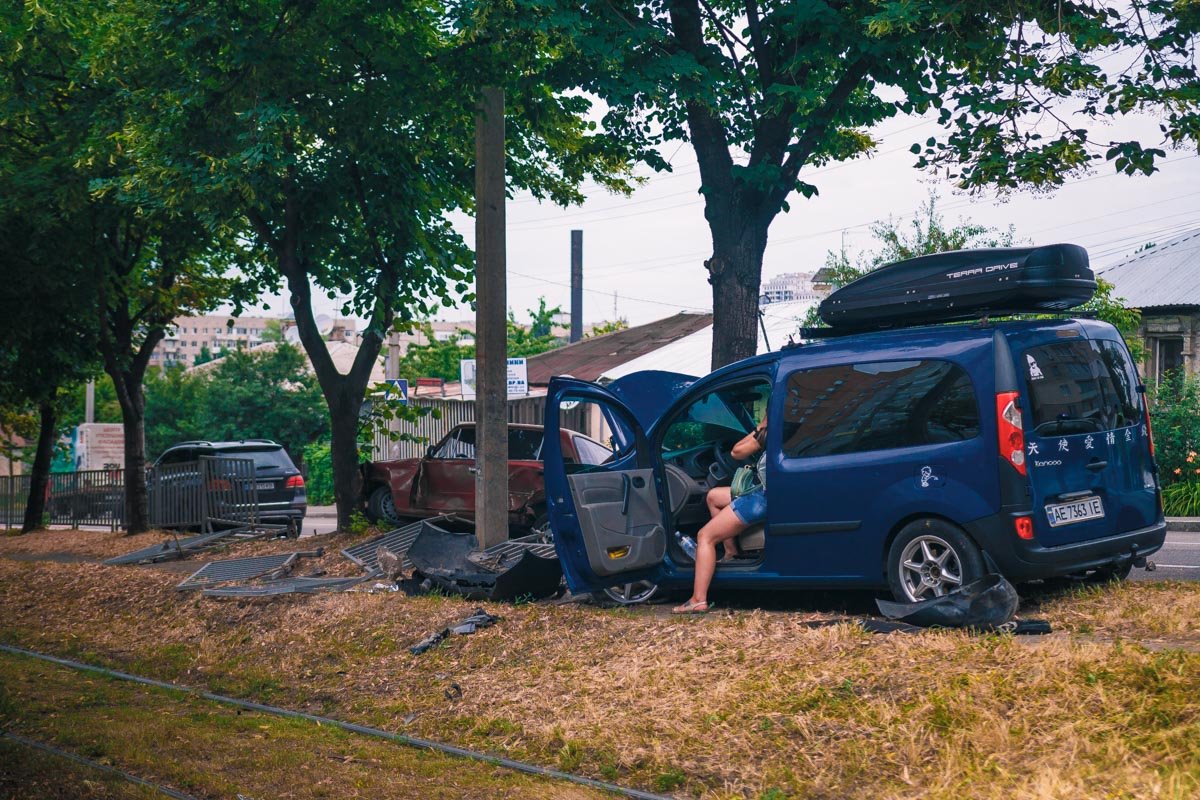 От удара обоих вынесло на обочину