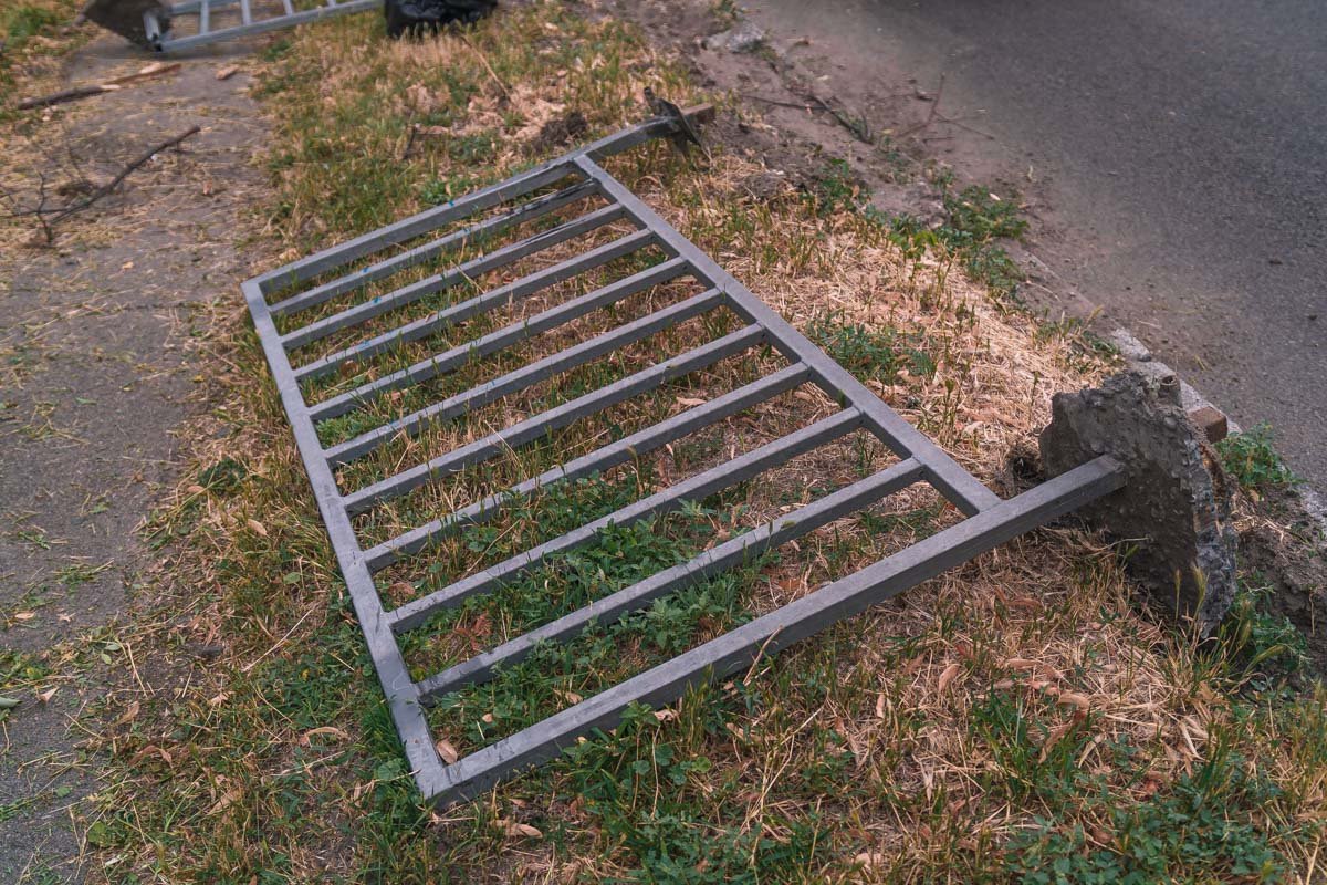 Автомобили снесли больше четырех секций ограждения