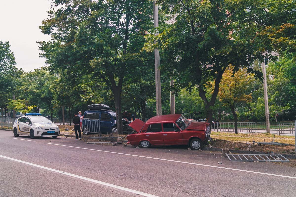 Водитель Renault резко вывернул руль, чтобы избежать столкновения, и вылетел на обочину