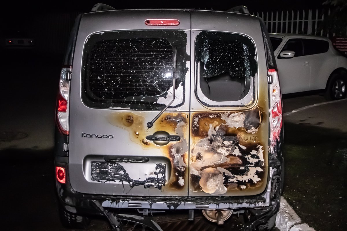 Пламя быстро перебросилось на Renault, стоявший поблизости