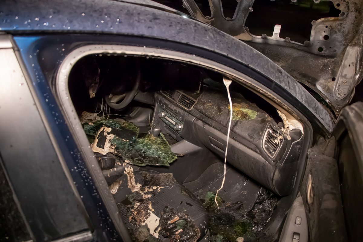 Спасателям потребовалось около получаса, чтобы полностью потушить загоревшуюся иномарку