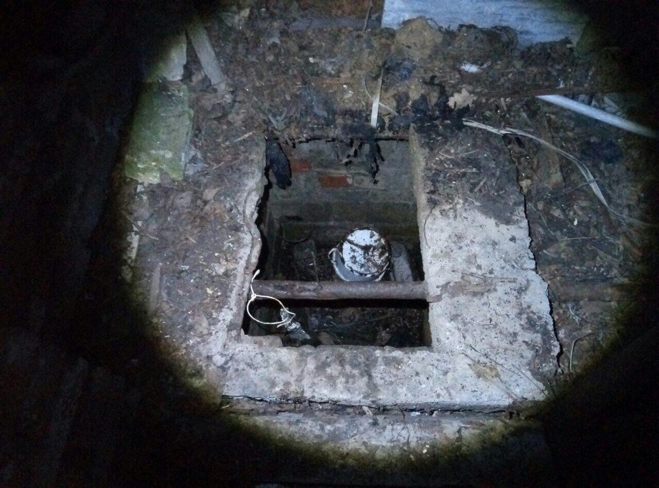 Спасатели достали пострадавшего и передали медикам Спасатели достали пострадавшего и передали медикам