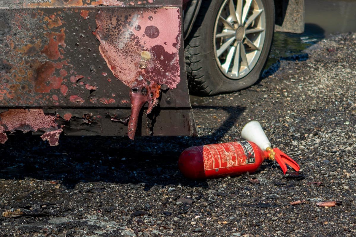 Мужчина пытался потушить авто самостоятельно Мужчина пытался потушить авто самостоятельно