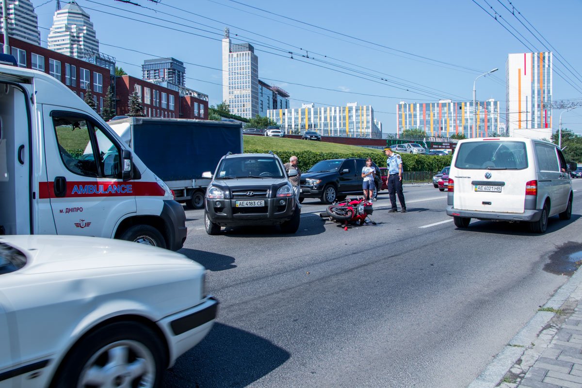 Столкнулись Hyundai и мотоцикл Столкнулись Hyundai и мотоцикл