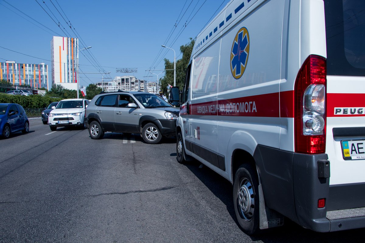 Медики осматривают пострадавшего, после чего решат, будут ли госпитализировать его в больницу Медики осматривают пострадавшего, после чего решат, будут ли госпитализировать его в больницу