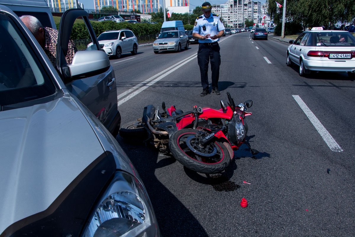 Со слов водителя автомобиля, он включил поворотник и хотел развернутся Со слов водителя автомобиля, он включил поворотник и хотел развернутся