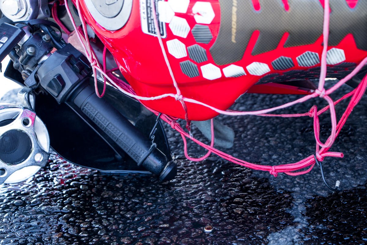 Из мотоцикла на асфальт вылилось топливо Из мотоцикла на асфальт вылилось топливо