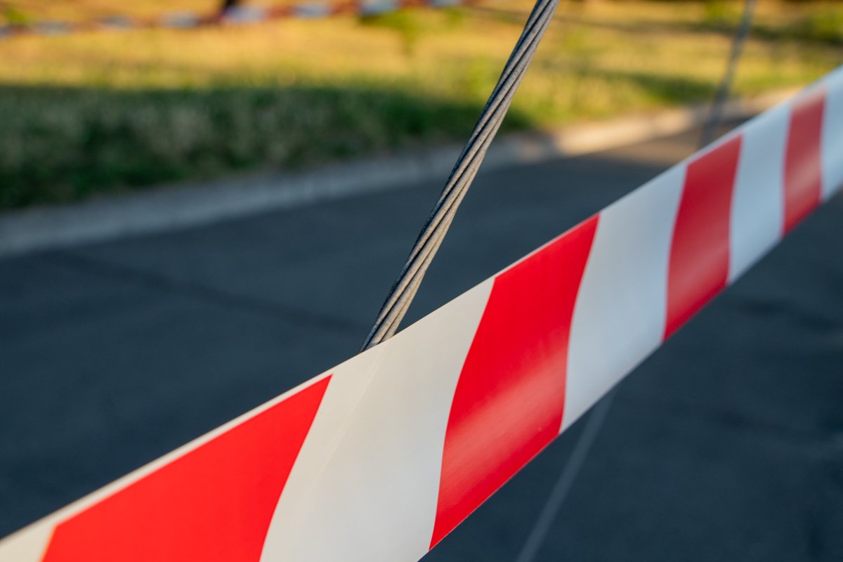 Место аварии оградили сигнальной лентой