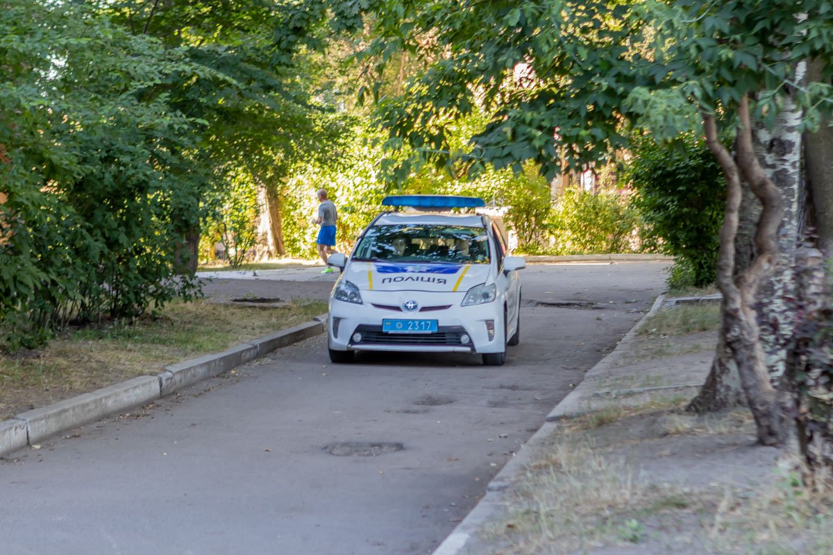 Мужчину, который неподвижно лежал на территории школы, заметили около 7:00