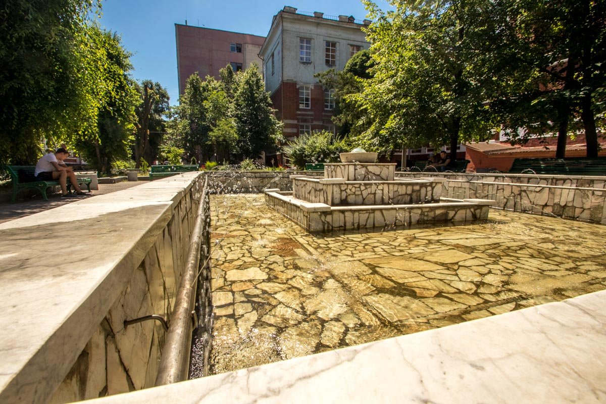 Тут даже есть фонтан  Тут даже есть фонтан