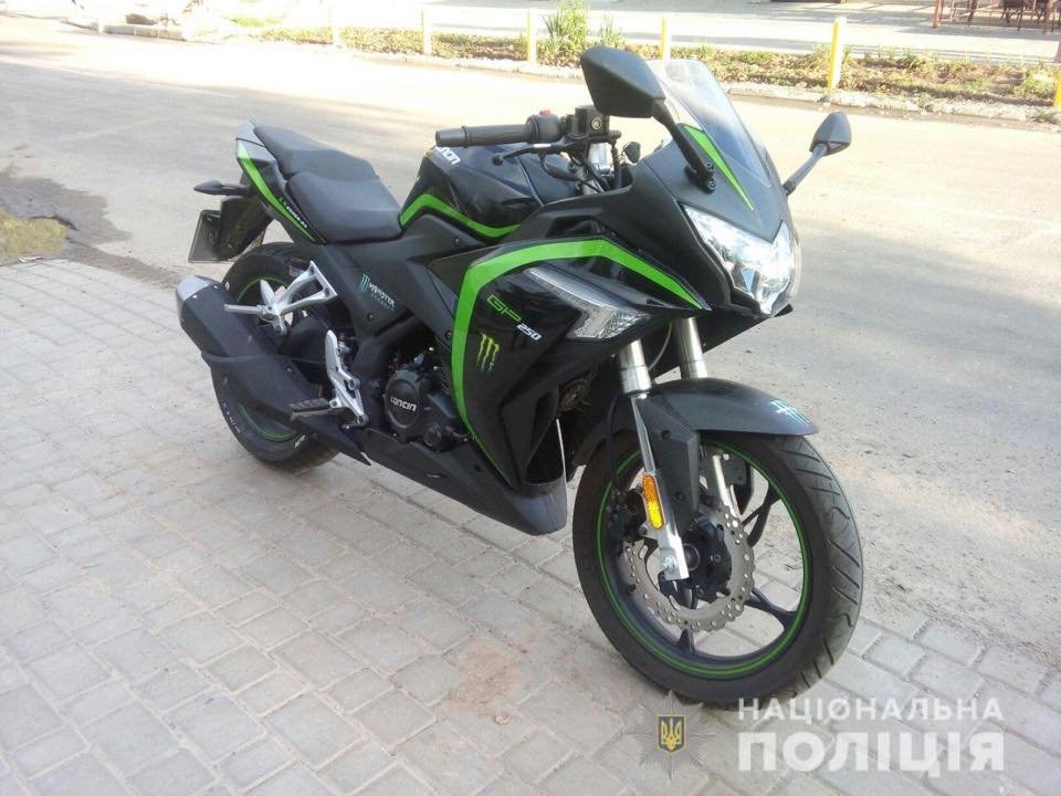 В Днепре мужчина украл мотоцикл, но не успел сбежать