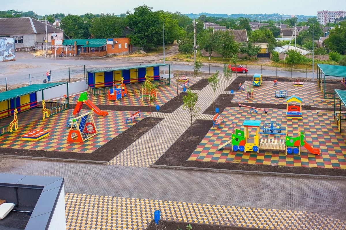 Рядом - яркая и безопасная детская площадка Рядом - яркая и безопасная детская площадка