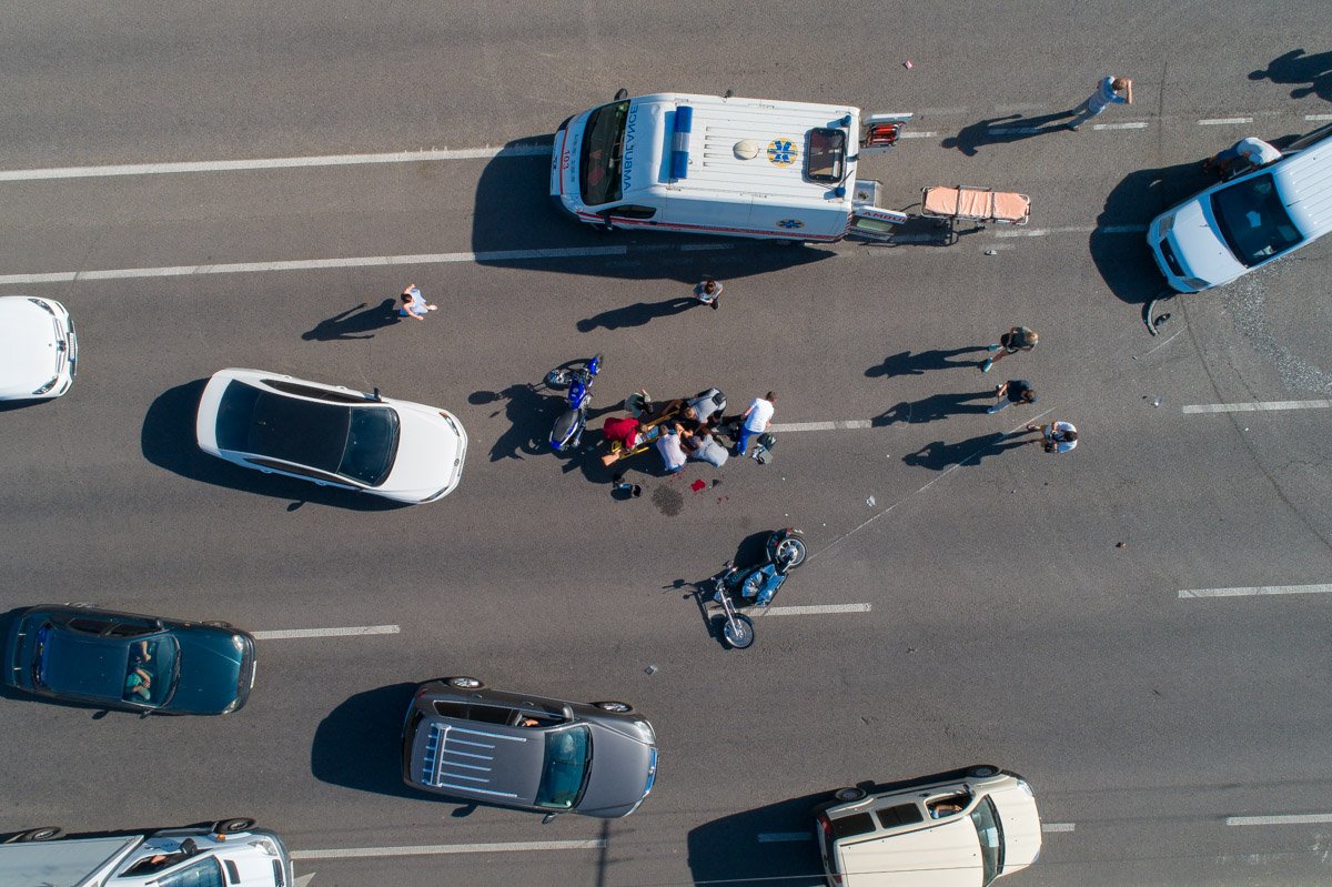 На Набережной Заводской, 7, столкнулись мотоцикл и Ford На Набережной Заводской, 7, столкнулись мотоцикл и Ford