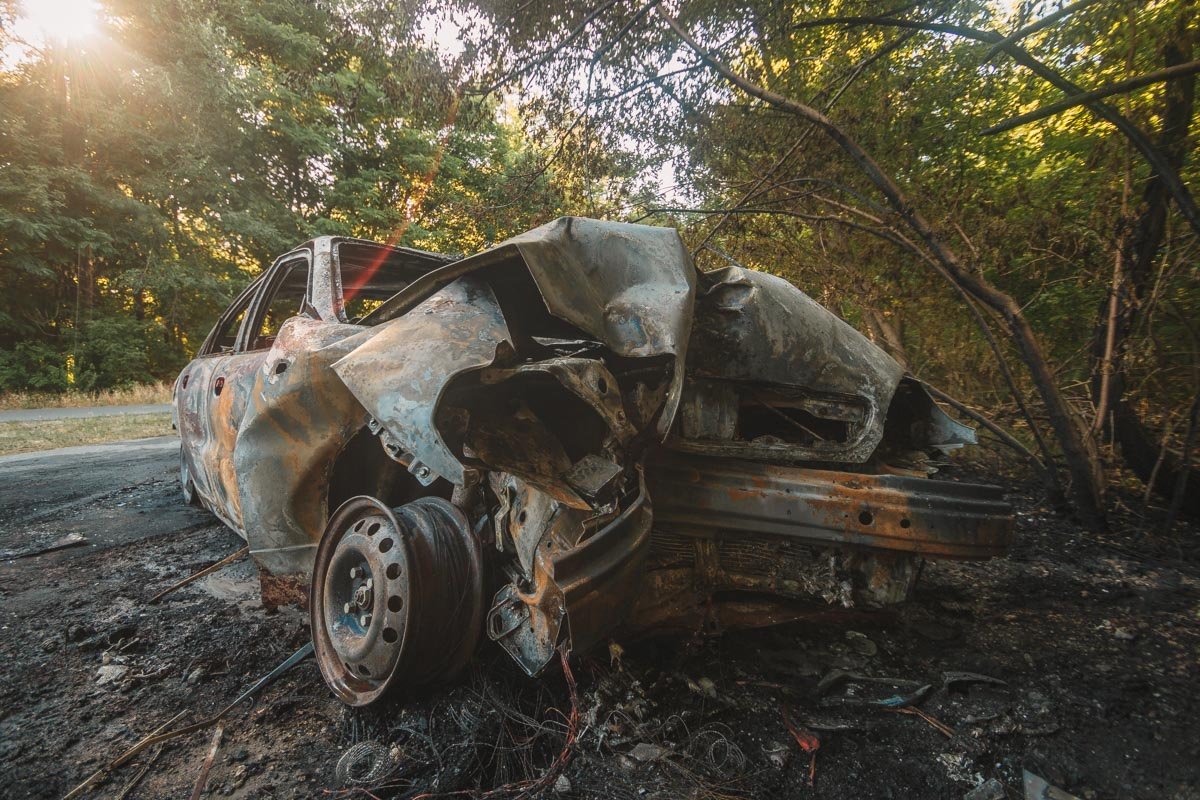 В итоге Анатолий не справился с управлением и въехал в дерево через островок безопасности