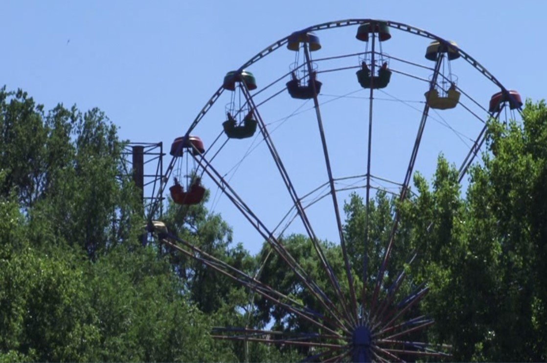 В Днепре из парка Глобы уберут колесо обозрения и другие аттракционы 