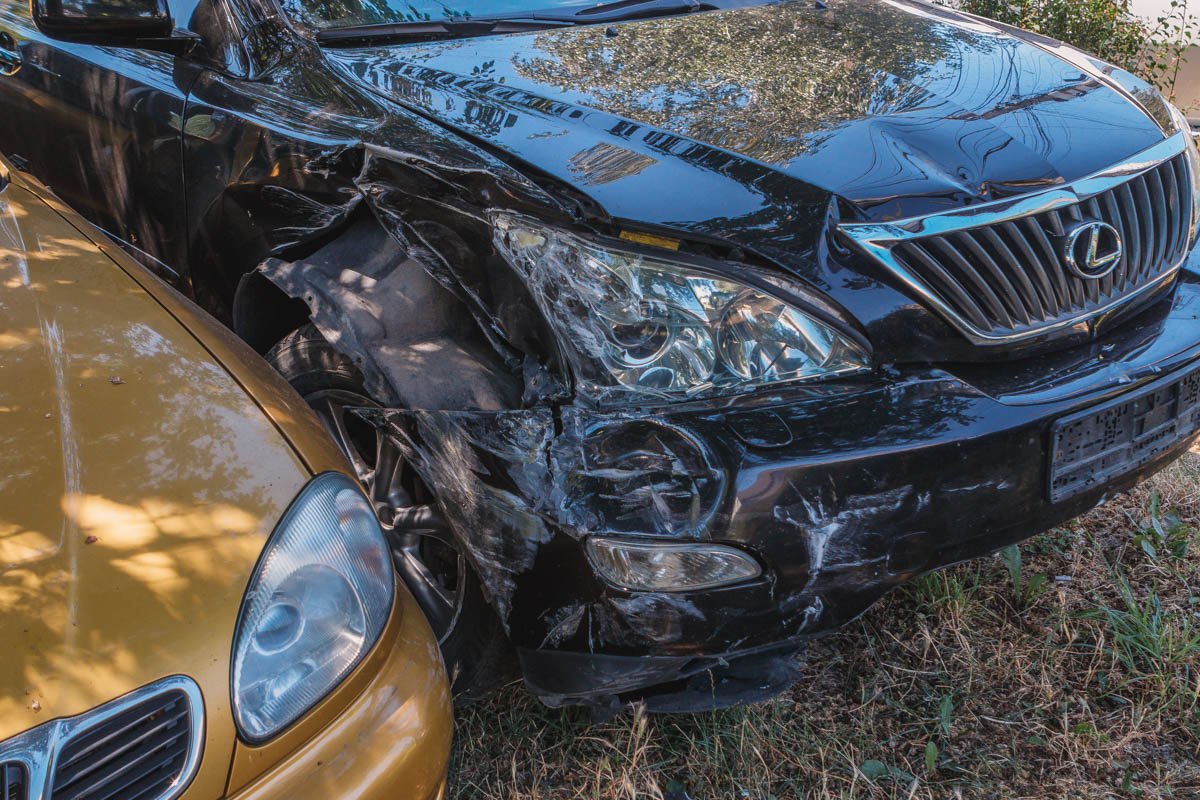 В этот момент Водитель Lexus решил обогнать Lanos и не заметил, что второй поворачивает