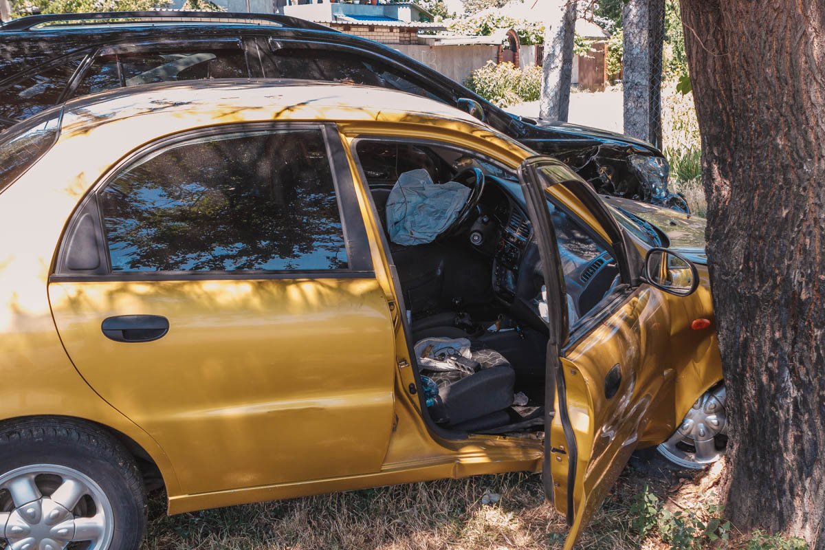 Lexus прижал Lanos к дереву