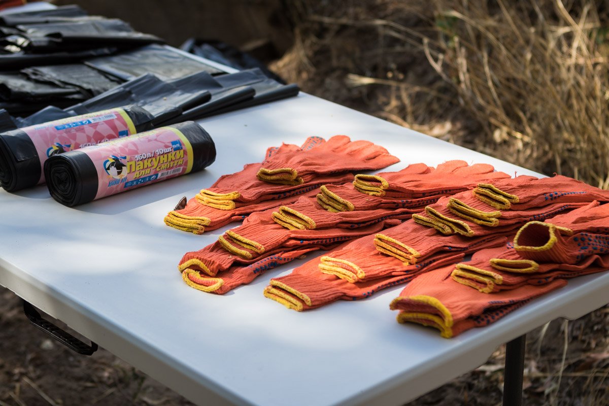 Были все необходимые "инструменты" - перчатки, грабли и мусорные пакеты 