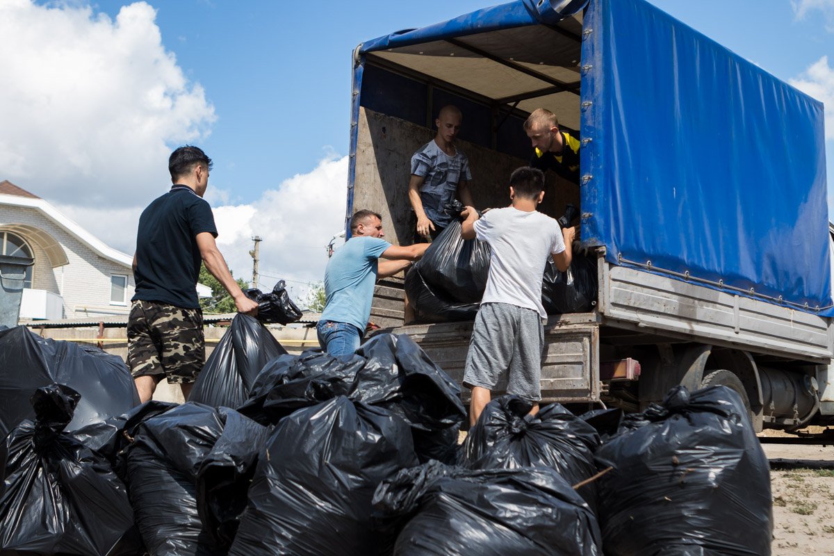 Дмитрий Кисилевский также установил мусорные баки на спуске к озеру