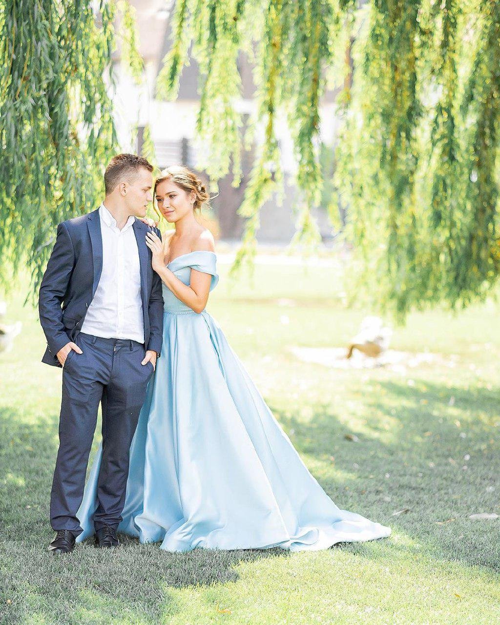 Многие девушки пришли на праздник в компании молодых людей, которые также заранее продумали стильный образ Многие девушки пришли на праздник в компании молодых людей, которые также заранее продумали стильный образ