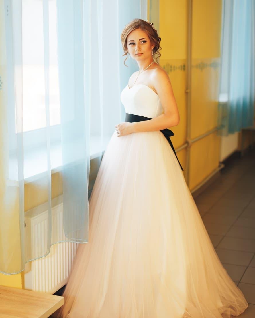 А кто-то отдал предпочтение сдержанным платьям  А кто-то отдал предпочтение сдержанным платьям