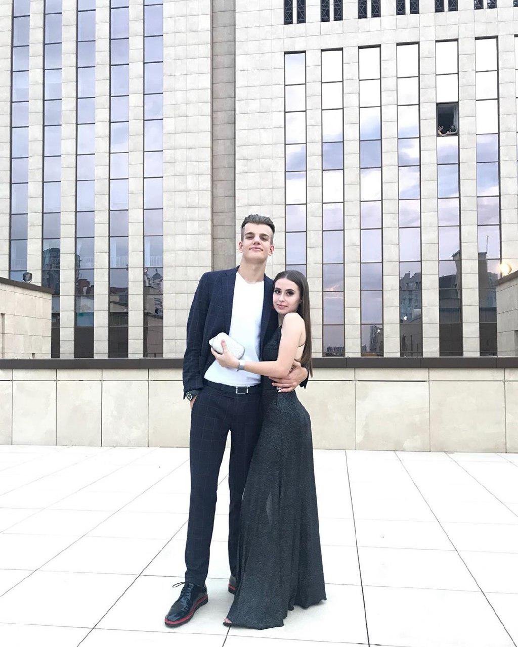 Черное сдержанное платье выглядит невероятно  Черное сдержанное платье выглядит невероятно