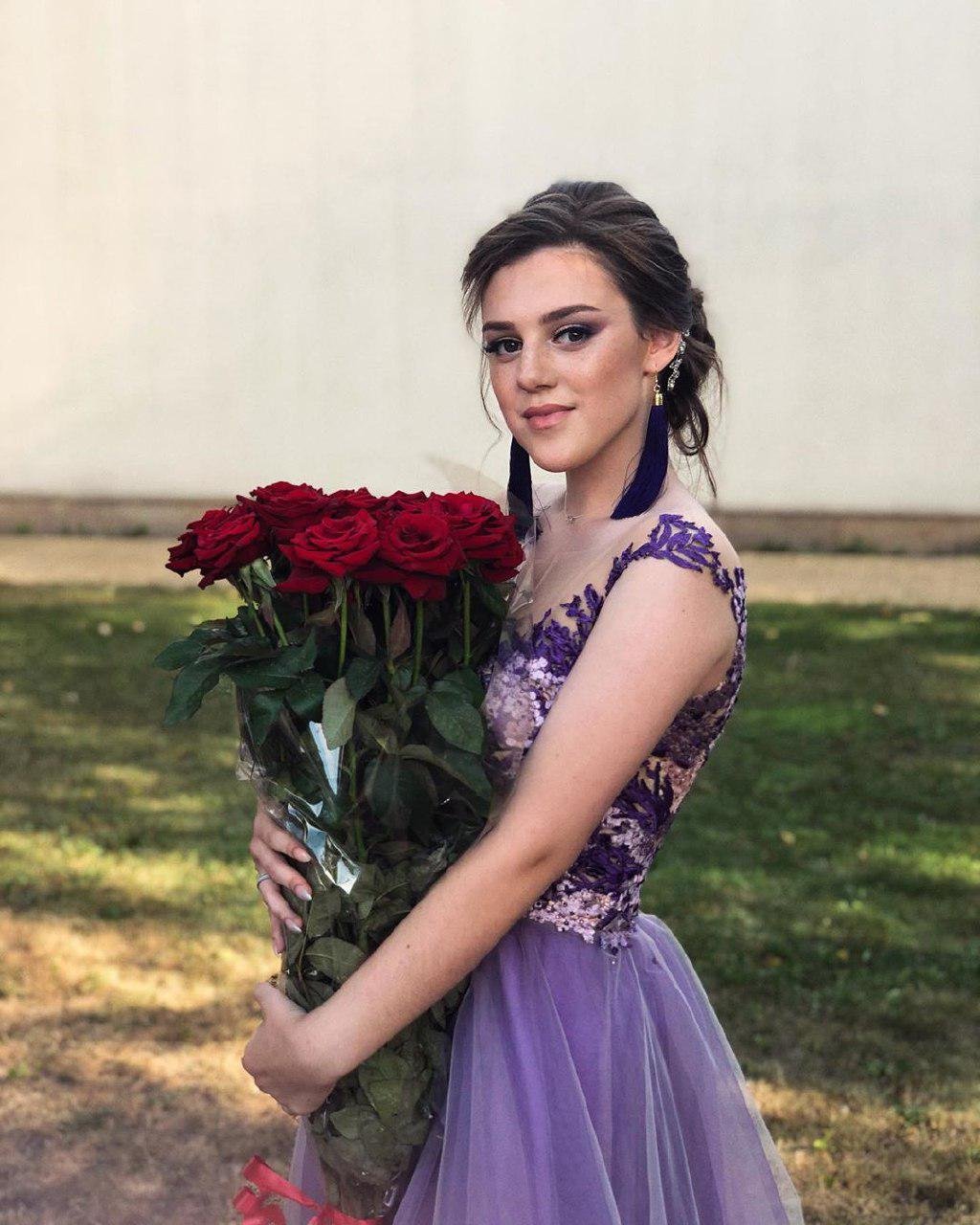 Девочек поздравили пышными букетами  Девочек поздравили пышными букетами