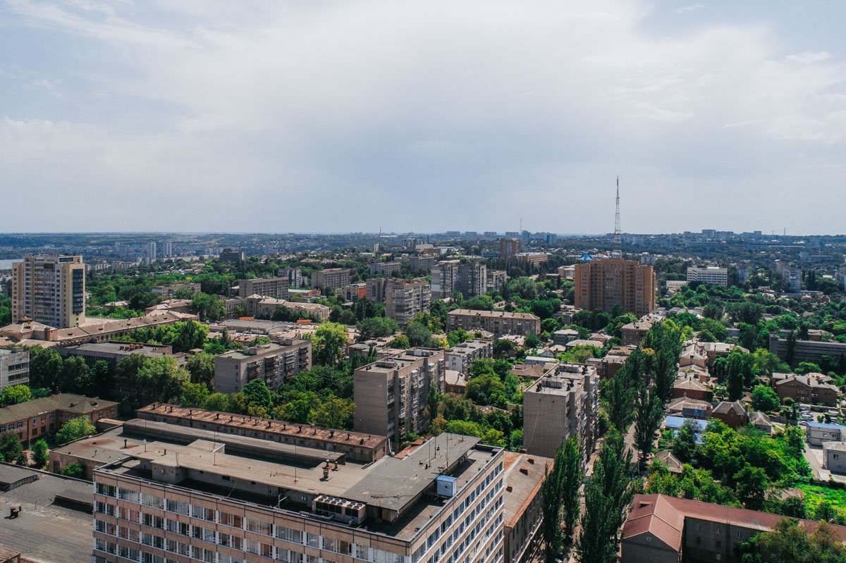 С высоты не видно, как суетливо спешит жизнь внизу 