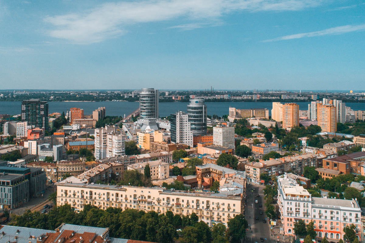 Здесь глянцевые высотки соседствуют со странными зданиями 