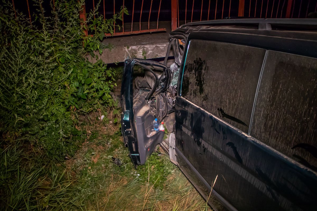 Автомобиль Mersedes врезался в железнодорожный перрон Автомобиль Mersedes врезался в железнодорожный перрон