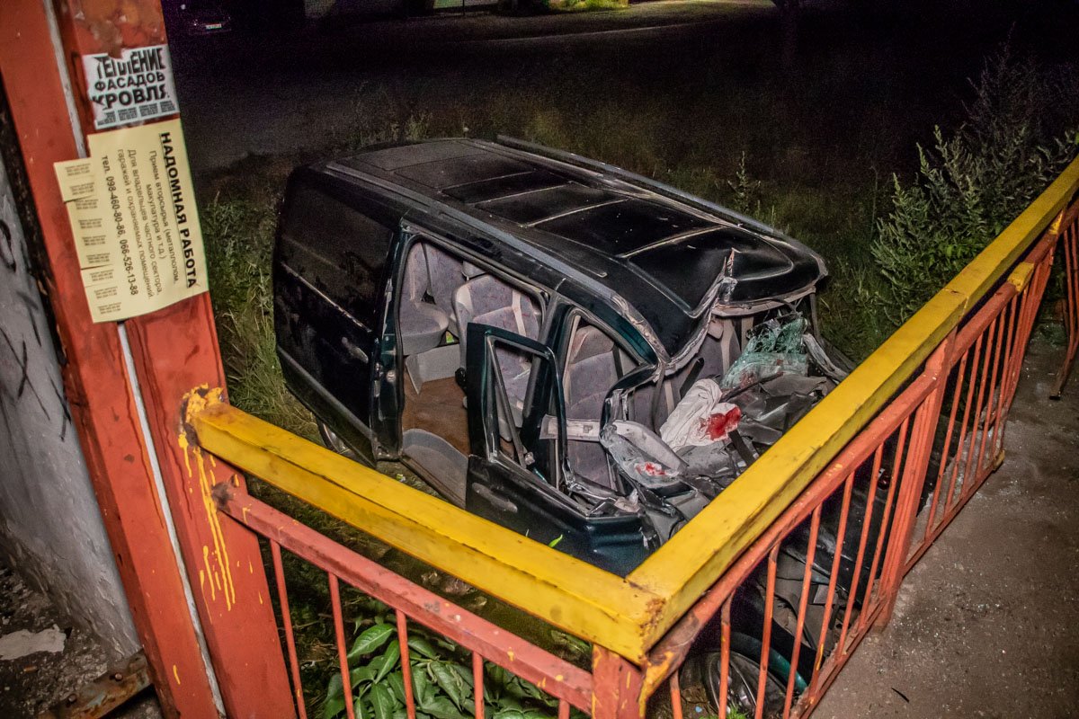 В результате пострадали четыре человека, которые находились в машине В результате пострадали четыре человека, которые находились в машине