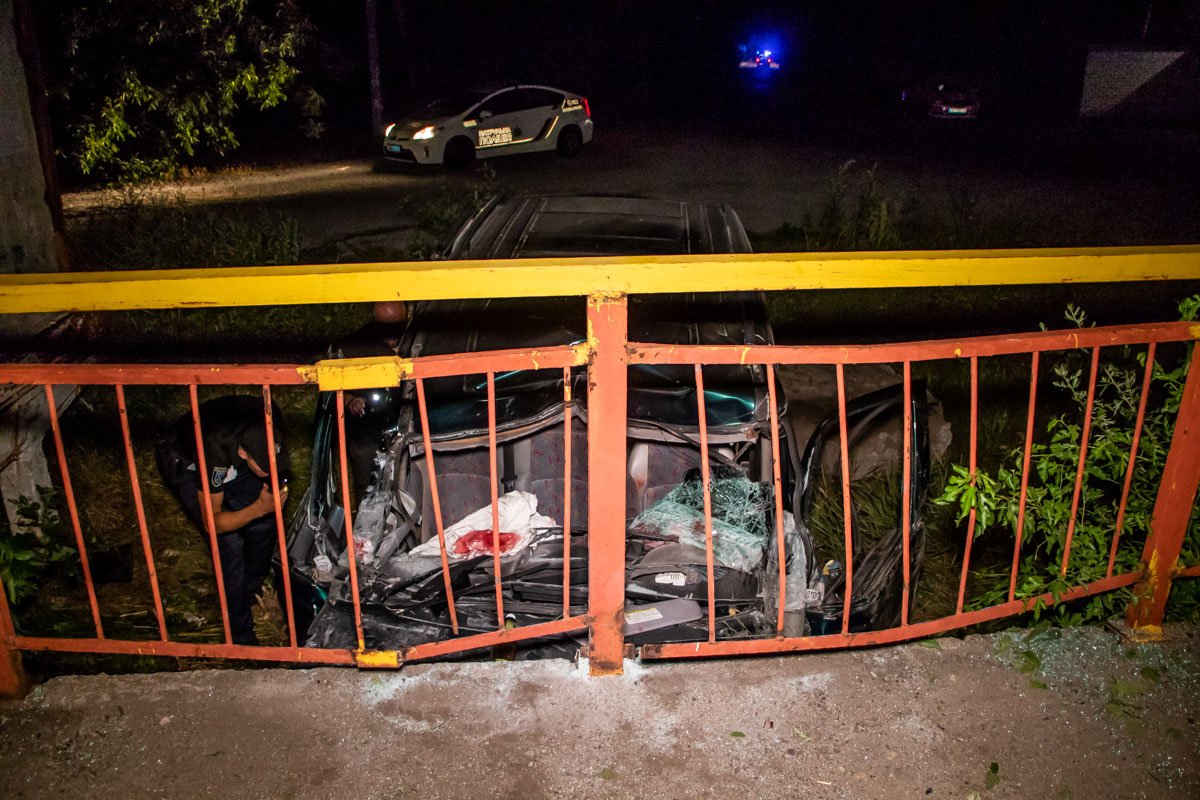 Автомобиль вылетел в кювет, где врезался в перрон Автомобиль вылетел в кювет, где врезался в перрон